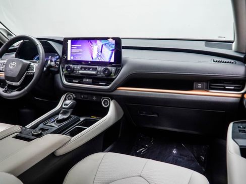 Used 2025 Toyota Grand Highlander AWD image 21
