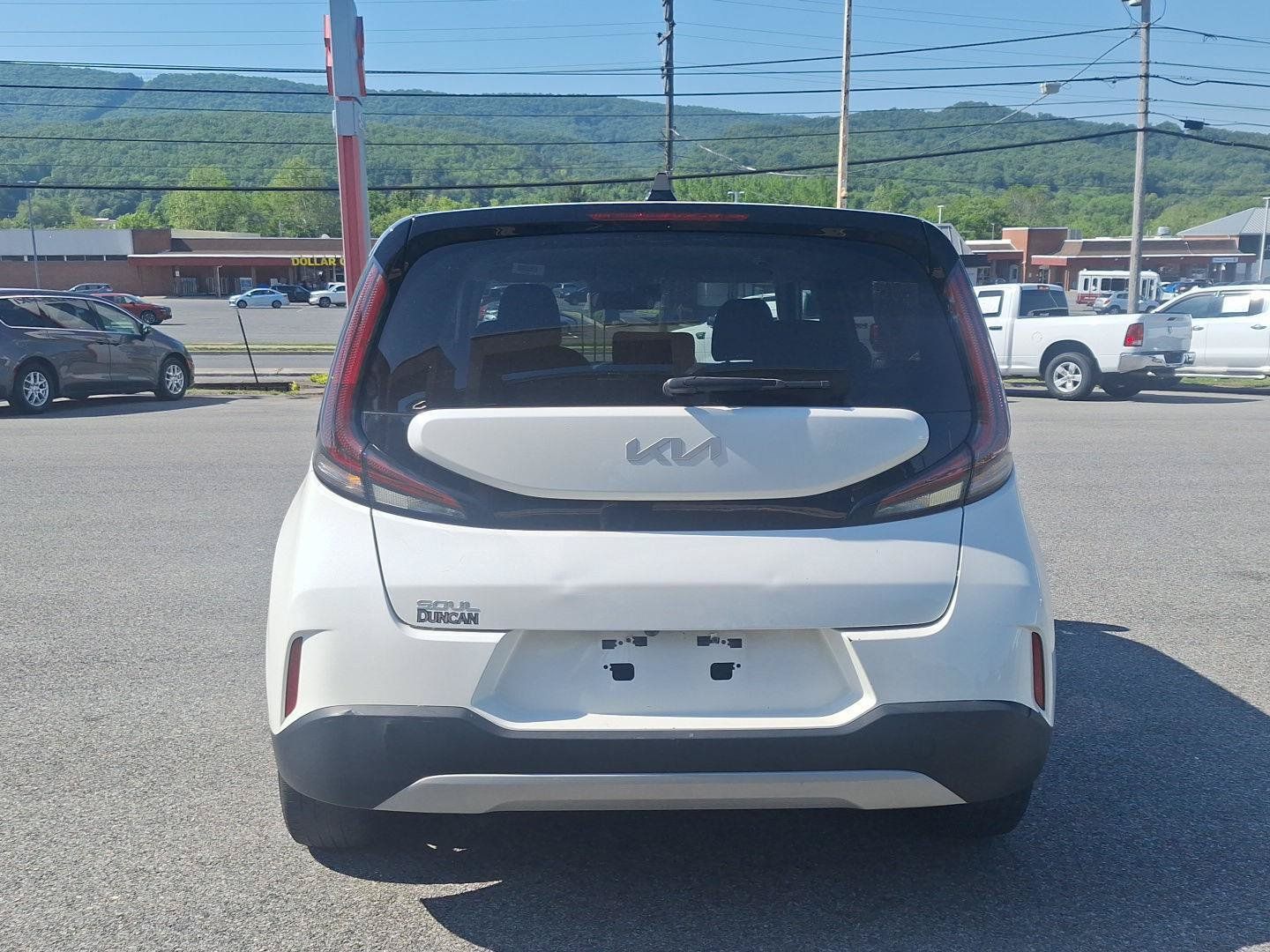 Used 2023 Kia Soul LX w/ LX Technology Package FWD image 4