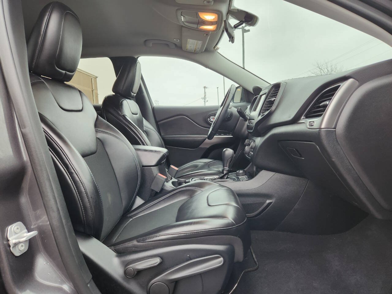 Used 2019 Jeep Cherokee Latitude Plus AWD/4WD image 15