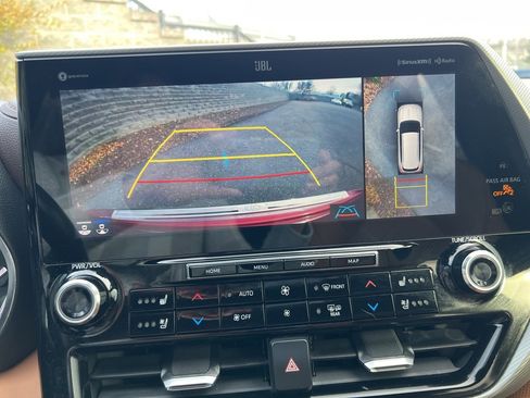 Used 2022 Toyota Highlander Platinum image 6