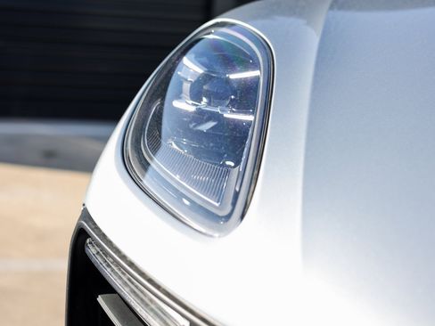 Certified 2025 Porsche Macan image 12