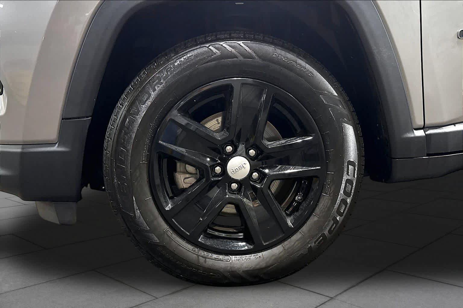 Used 2022 Jeep Compass Latitude w/ Sun and Sound Group AWD/4WD image 21