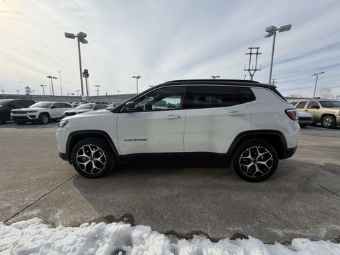 Used 2025 Jeep Compass Limited image 15
