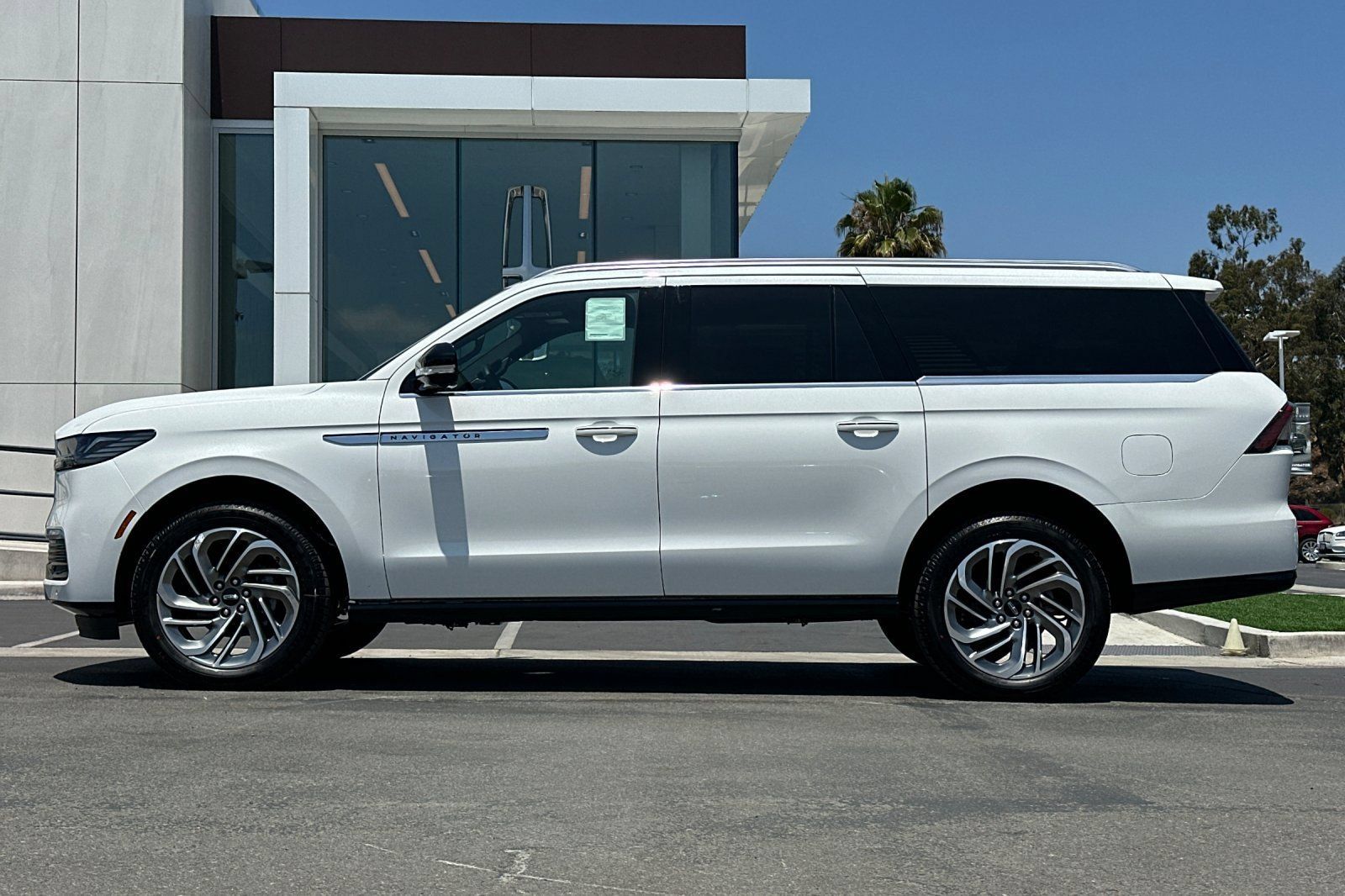 New 2026 Lincoln Navigator L Reserve AWD/4WD image 6