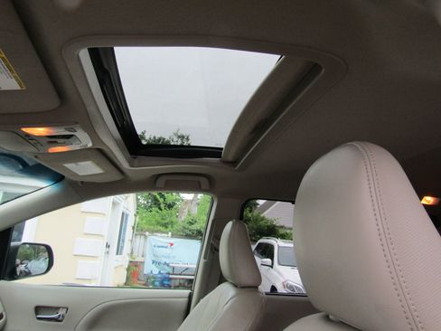 Used 2013 Toyota Sienna XLE FWD image 22