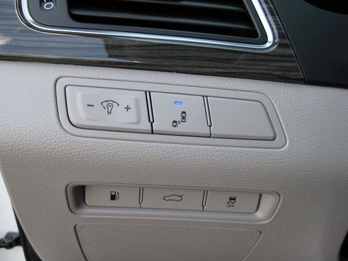 Used 2015 Hyundai Sonata Limited w/ Option Group 05 FWD image 16