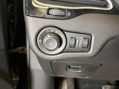 Used 2019 Jeep Cherokee Latitude Plus AWD/4WD image 20