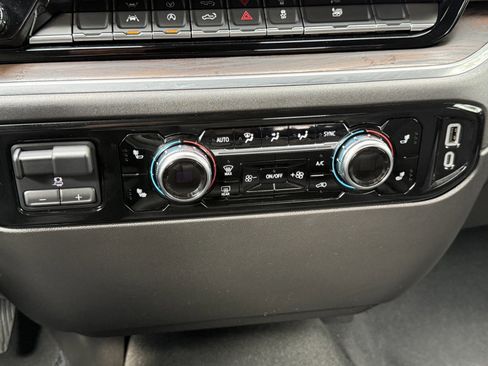 Certified 2025 GMC Sierra 1500 SLT image 36