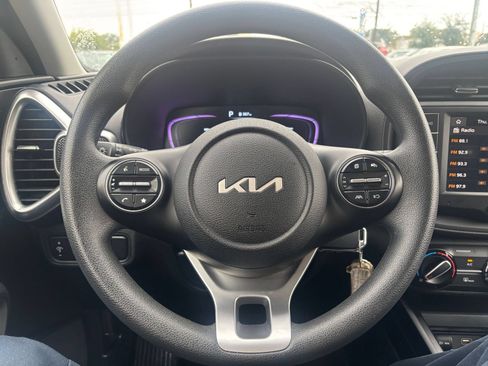 Used 2025 Kia Soul LX w/ LX Technology Package FWD image 25