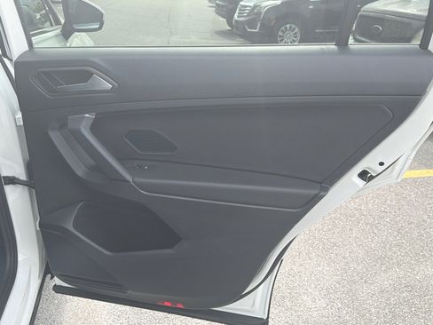 Used 2019 Volkswagen Tiguan SE image 16