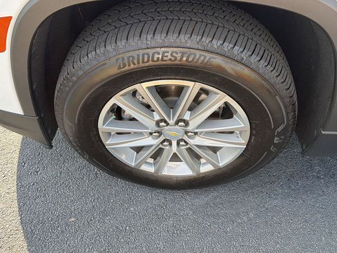 Used 2022 Chevrolet Traverse LT FWD image 38
