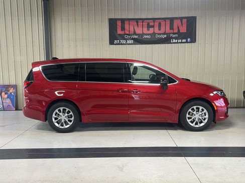 New 2026 Chrysler Pacifica Limited FWD image 5