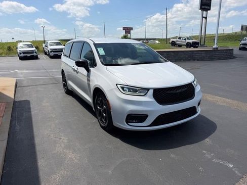 Used 2024 Chrysler Pacifica Limited FWD image 4