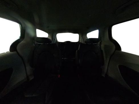 Used 2024 Chrysler Pacifica Touring-L image 35