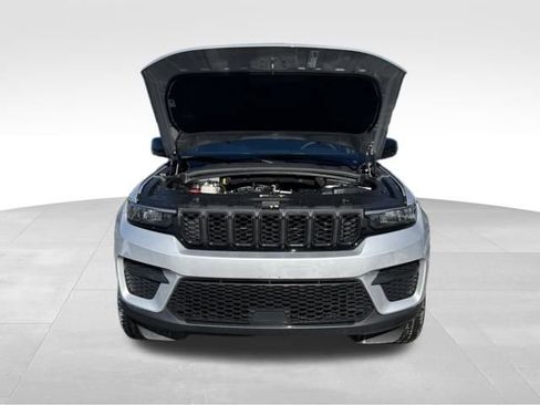 Used 2023 Jeep Grand Cherokee Altitude image 9