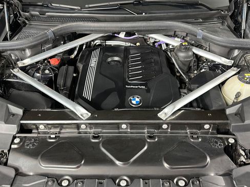 Used 2022 BMW X5 xDrive40i w/ M Sport Package AWD/4WD image 4