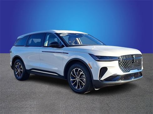 Used 2025 Lincoln Nautilus Premier w/ Equipment Group 102A image 3