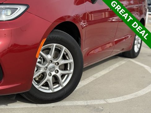 Used 2025 Chrysler Pacifica Select image 9