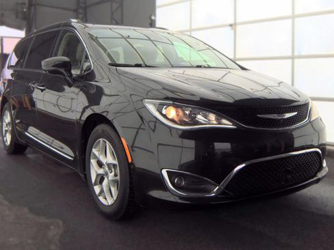 Used 2019 Chrysler Pacifica Touring-L Plus w/ Advanced Safetytec Group FWD image 2