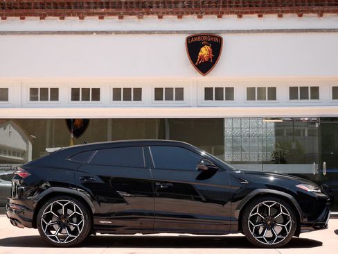 Used 2023 Lamborghini Urus Performante AWD/4WD image 2