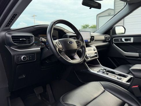 Used 2022 Ford Explorer XLT w/ Equipment Group 202A AWD/4WD image 11