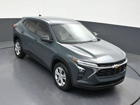 Used 2025 Chevrolet Trax LS FWD image 22