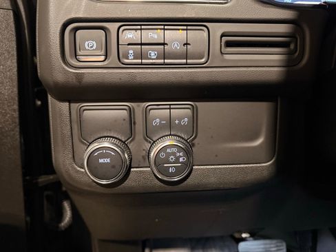 Used 2024 GMC Yukon XL SLT w/ SLT Luxury Package image 16