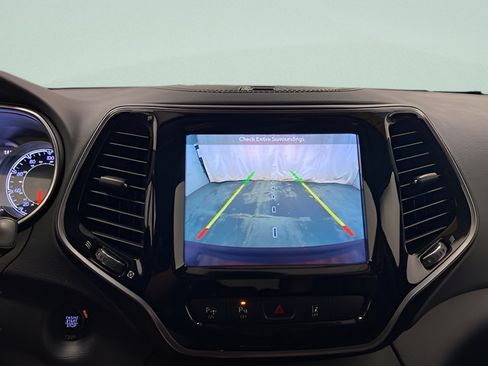 Used 2019 Jeep Cherokee Limited w/ Luxury Group AWD/4WD image 12