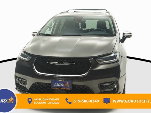 Used 2023 Chrysler Pacifica Limited image 4