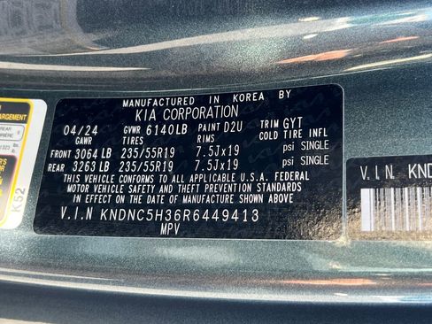 Used 2024 Kia Carnival EX image 32