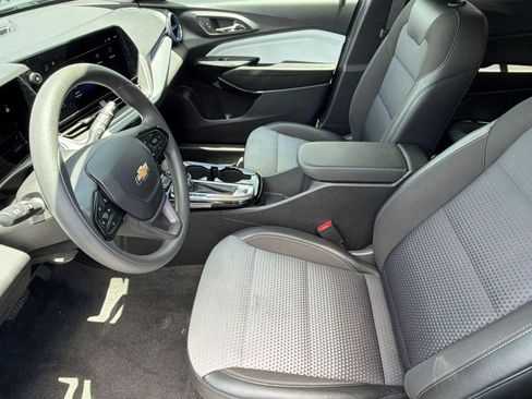 Used 2025 Chevrolet Trax LT FWD image 5