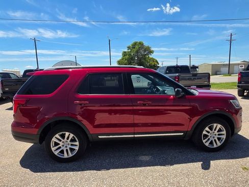 Used 2018 Ford Explorer XLT AWD/4WD image 8