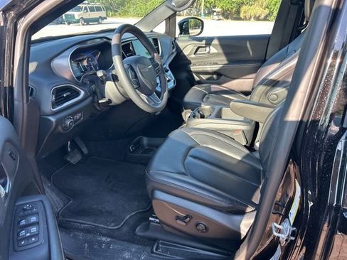 Used 2025 Chrysler Pacifica Select image 5