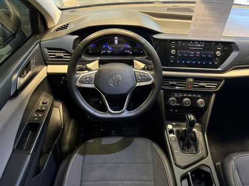 Certified 2023 Volkswagen Taos SE w/ Panoramic Sunroof Package image 18