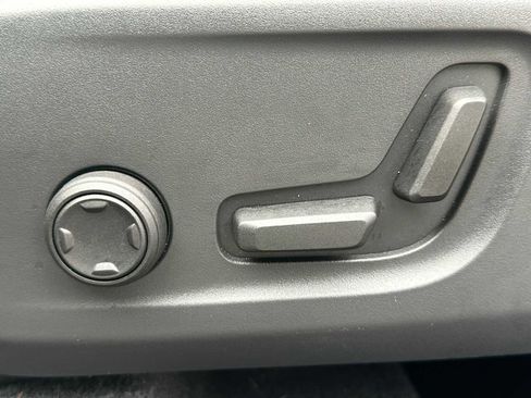 Used 2025 Volvo XC40 B5 Plus w/ Climate Package image 22