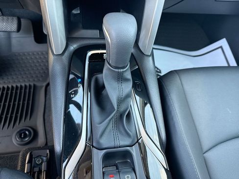 Used 2025 Toyota Corolla Cross XLE image 17