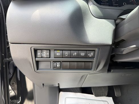 Used 2025 Toyota Tundra Limited AWD/4WD image 32