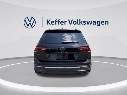 Used 2023 Volkswagen Tiguan SE w/ Panoramic Sunroof Package FWD image 4