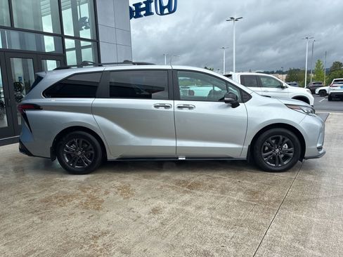 Used 2025 Toyota Sienna XSE w/ XSE Premium Package AWD/4WD image 4
