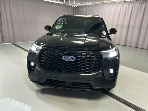 Used 2025 Ford Explorer ST-Line w/ ST-Line Street Pack image 2