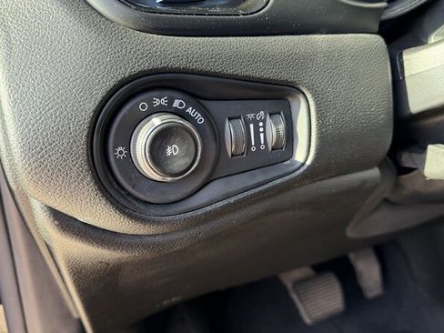 Used 2016 Jeep Renegade Latitude AWD/4WD image 11