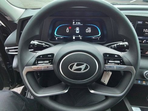 Certified 2025 Hyundai Elantra SE image 11