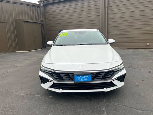 Used 2025 Hyundai Elantra Limited image 2