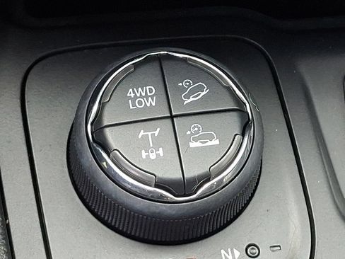 Used 2019 Jeep Cherokee Trailhawk AWD/4WD image 25
