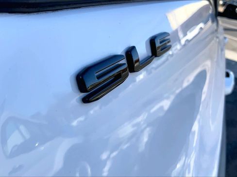 Used 2023 GMC Terrain SLE w/ Driver Convenience Package image 9