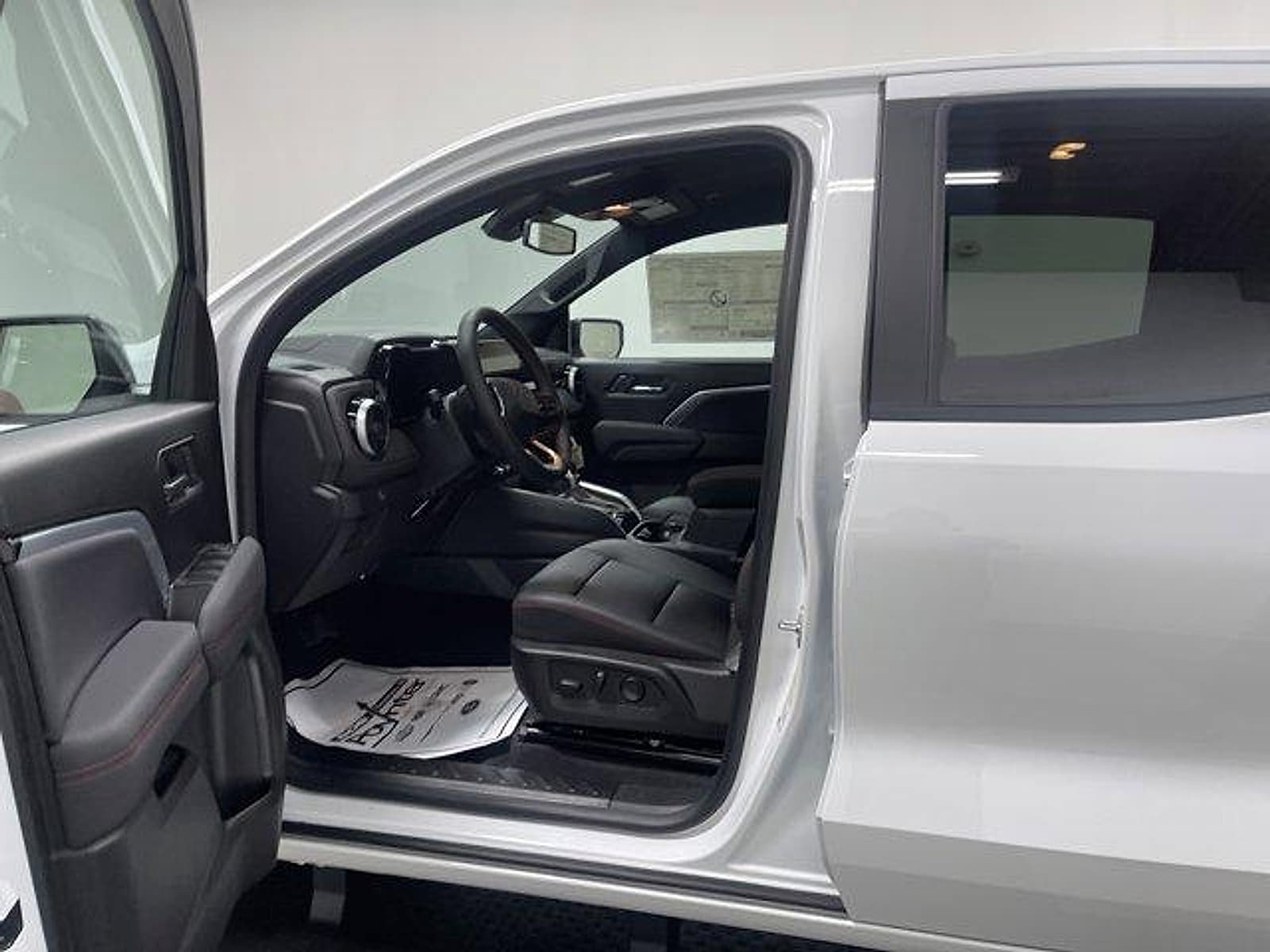 New 2026 Chevrolet Colorado Z71 w/ Midnight Edition AWD/4WD image 7