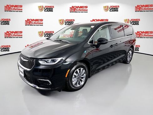 Used 2025 Chrysler Pacifica Select FWD image 12