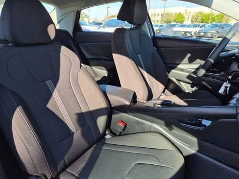 Used 2025 Hyundai Elantra SE image 33