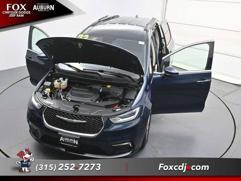 Used 2022 Chrysler Pacifica Touring-L FWD image 35