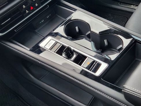 Used 2024 Volkswagen Atlas SE image 19